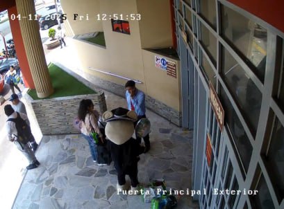 jueces corte santa con fiesta oso animador