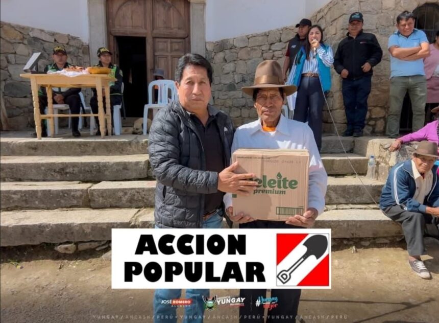 Cavino Cautivo Precandidato regional regala cajas de aceite en el sello de su agrupación política en Yungay
