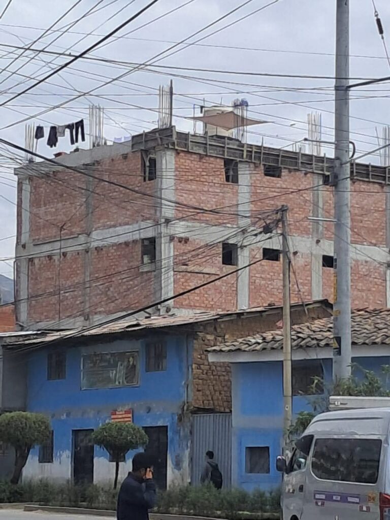 gerente de desarrollo de Quillo habría construido mansión de 4 pisos que de acuerdo al código del suministro eléctrico figuraría a nombre de un familiar